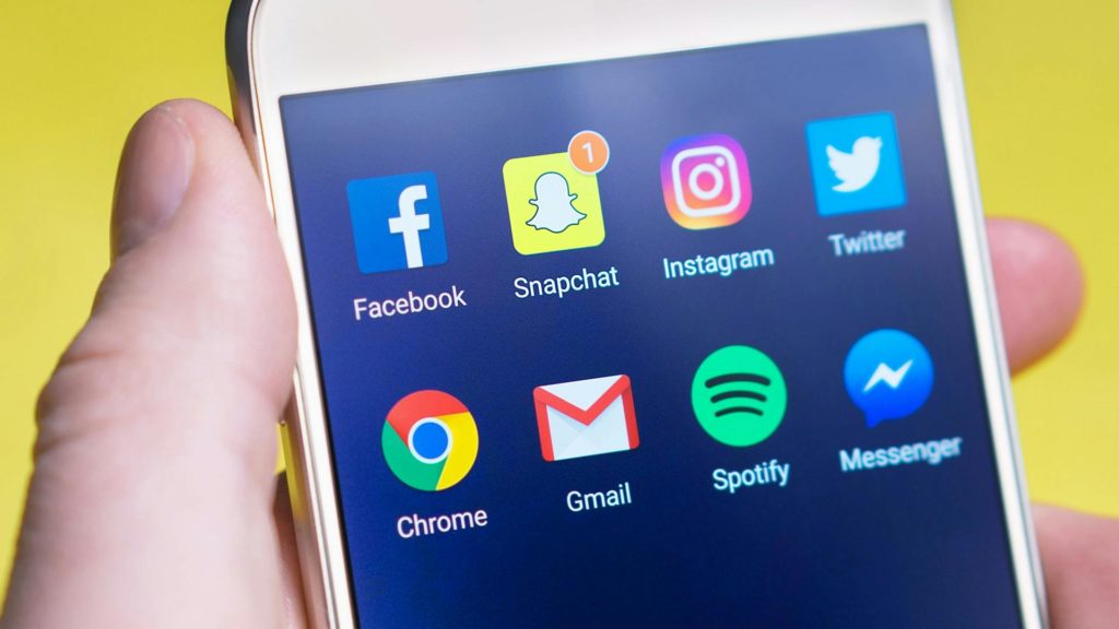 Social Media: Person hält eingeschaltetes Android Smartphone, Quelle: pexels.com